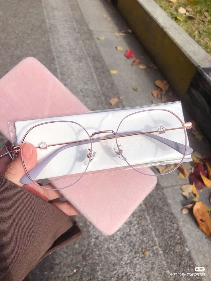 Mắt kính gọng tròn kim loại thanh lịch